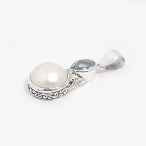 Unique pearl pendant